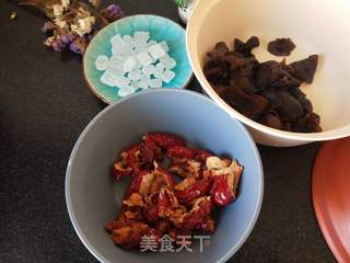 红枣黑木耳汤的做法步骤:2