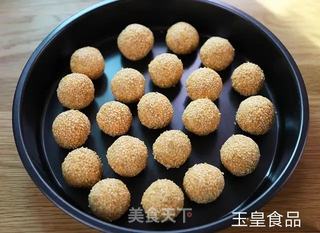 南瓜芝麻球的做法步骤:6