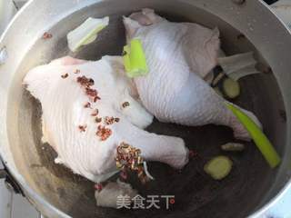 凉拌鸡腿肉的做法步骤:2