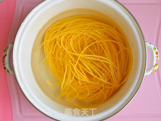 圆白菜炒钢丝面的做法步骤:2