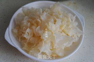 银耳山楂汤的做法步骤:2