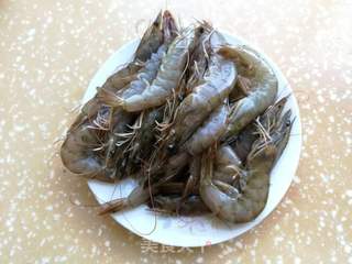 糖醋虾的做法步骤：1