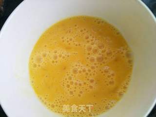 蟹味菇滑蛋的做法步骤:2