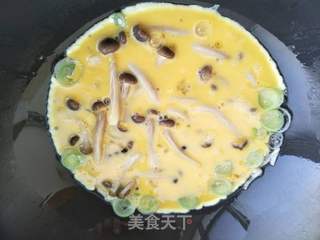 蟹味菇滑蛋的做法步骤:7