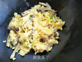 蟹味菇滑蛋的做法步骤:8