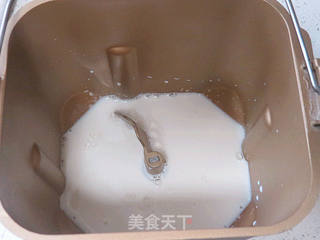 有着简约时尚气息滴【黑白小猪挤挤馒头】的做法步骤:2