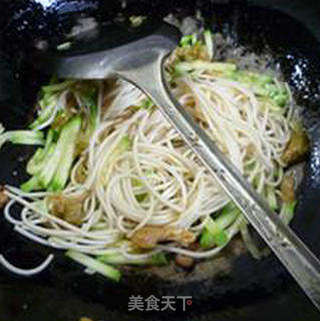 榨菜丝西葫芦炒面的做法步骤：7