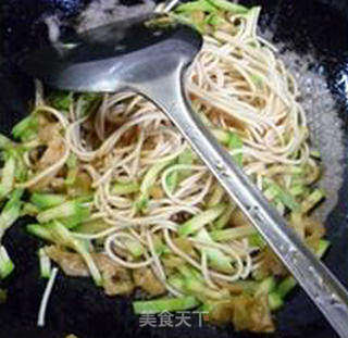 榨菜丝西葫芦炒面的做法步骤：8