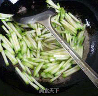 榨菜丝西葫芦炒面的做法步骤：6