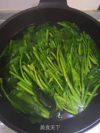 凉拌菠菜粉丝的做法步骤：2