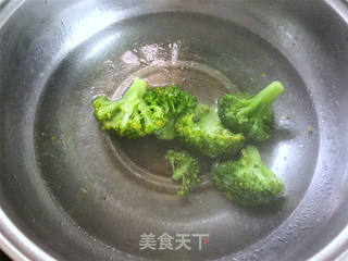 西兰花饭团的做法步骤:2
