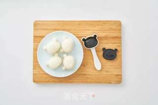 熊猫饭团的做法步骤:5