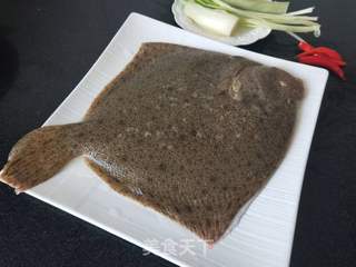 团圆饭~清蒸多宝鱼的做法步骤：1