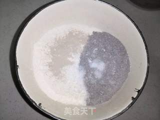 #面食#黑米面莲蓉包的做法步骤:2
