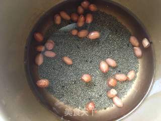 芝麻黑小米花生粥的做法步骤:2