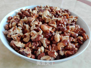 椰蓉红枣芝麻核桃糖的做法步骤:2