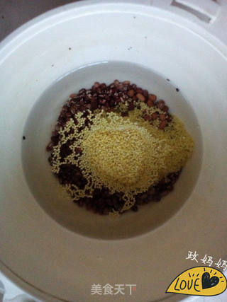 红豆小米粥的做法步骤:2