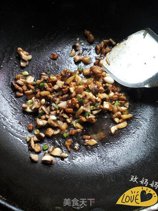 香菇肉酱拌面的做法步骤:6