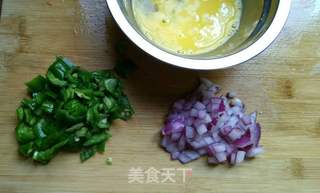 五彩炒饭的做法步骤：1