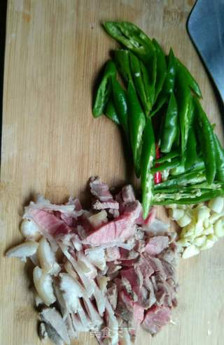 农家小炒肉盖码饭的做法步骤：1