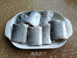 糖醋带鱼的做法步骤：1