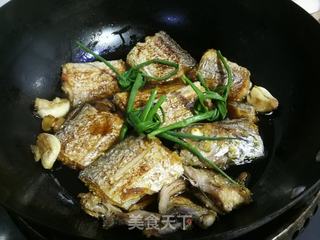 糖醋带鱼的做法步骤：9