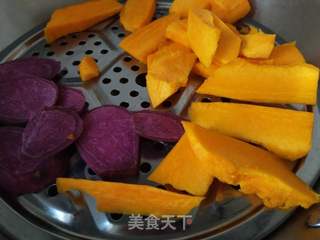 紫薯南瓜玫瑰蒸馒头的做法步骤：1