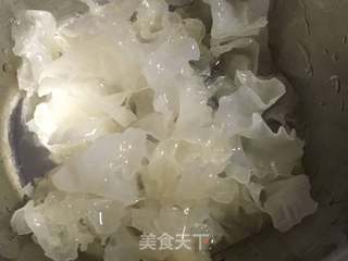 银耳莲子羹的做法步骤：1