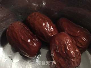 银耳莲子羹的做法步骤：2