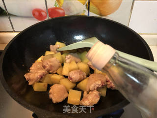 咖喱土豆炖鸡翅的做法步骤:6