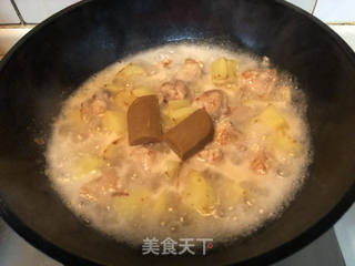 咖喱土豆炖鸡翅的做法步骤:7