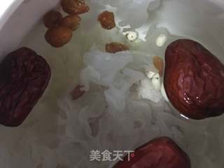 银耳莲子羹的做法步骤:7