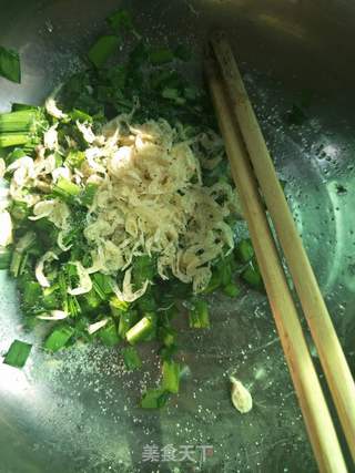 菲菜虾米春卷的做法步骤:2