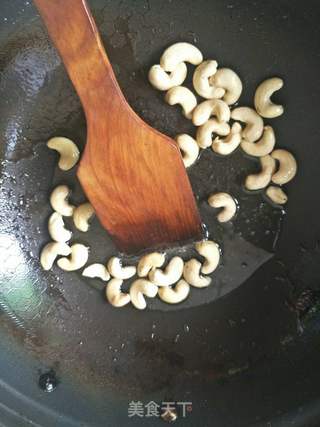 西芹炒腰果的做法步骤:2