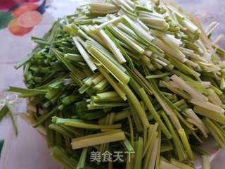 年夜菜~蒜苗炒肉的做法步骤：1
