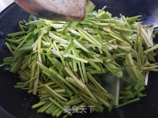 年夜菜~蒜苗炒肉的做法步骤：4