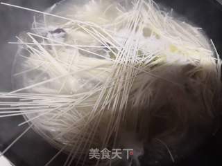 鸡汤蛋饺面的做法步骤：1