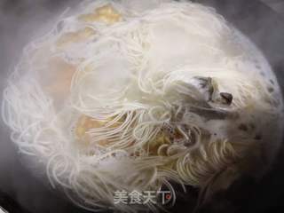 鸡汤蛋饺面的做法步骤：2