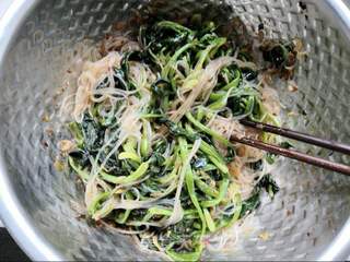 菠菜虾皮拌粉丝的做法步骤:16