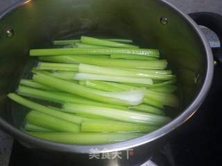猪肉芹菜盒子的做法步骤:3