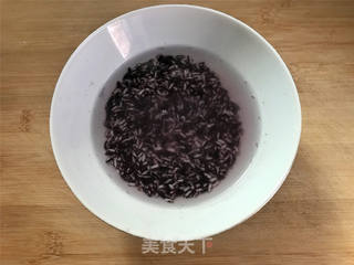 紫米红枣桂圆羹的做法步骤:2