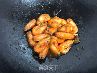 八宝酱焖虾的做法步骤:6