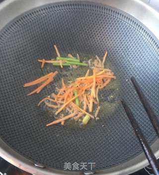 培根海参炒面的做法步骤:11
