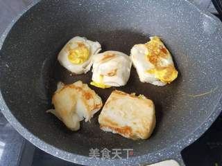 “家乡美食”鹌鹑蛋煎馒头片的做法步骤：4