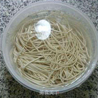 酸菜虾仁炒荞麦面的做法步骤:7