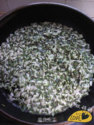 槐花蛤蜊肉包子的做法步骤:3