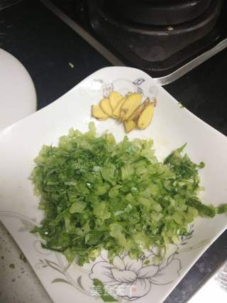 龙骨芹菜粥的做法步骤:2