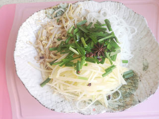 豆芽粉丝拌土豆丝的做法步骤:11