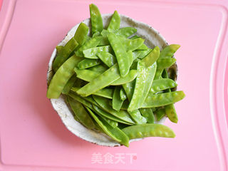 牛肉肠炒荷兰豆的做法步骤:2