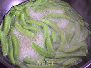 牛肉肠炒荷兰豆的做法步骤:3